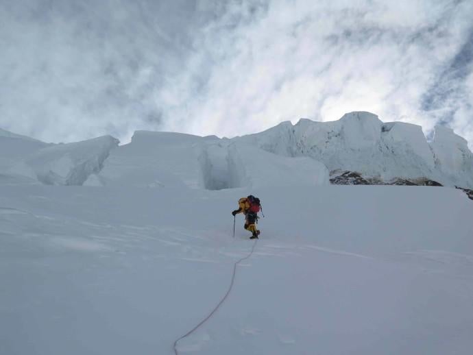 Hallo Tamara, wie geht es Dir? Wir sind alle wohlauf. Zwar hat es zwei Stürze auf der Kinshofer Route gegeben, die auch tödlich hätten enden können, aber glücklicherweise ist alles gut gegangen. Meinem Kletterpartner Simone und mir geht es super. Wir harmonieren sehr gut, was sicherlich eine unserer größten Stärken ist, haben es immer sehr lustig und sind auch körperlich super drauf. Klingt nach harter Gangart. Wie ist das Leben im Basecamp? Die Stimmung ist gut. In unserem Zweierteam gibt es viel Gelächter, unsere Köche träumen nur von ihren Frauen und wir bekommen immer wieder Unterricht, wie es hier in Pakistan mit den Frauen ausschaut. Wir kochen Glühwein, der die Pakistani nur so dahinschmelzen lässt, trinken ab und zu einen Schluck guten Schnaps, haben ein super luxuriöses Zelt mit Heizstrahler, da fehlt einem meiner Meinung nach wenig! Insgesamt ist es für mich die intensivste Expedition, die ich je gemacht habe – ein gewaltiges Erlebnis. Von Simone, dem alten „Winterfuchs“, kann ich noch sehr viel lernen. Auf Deiner Facebook-Seite schreibst Du von traurigen Ereignissen. Was ist denn passiert? Heuer hat mich Pakistan fast zum Heimfahren gebracht. Vor lauter „Sicherheitswahn“ konnte man sich hier nicht frei bewegen. Man hat uns auf Schritt und Tritt einen Polizeibeamten mitgeschickt und sogar in der Nacht vors Zimmer gestellt. Als wir Richtung Astor wollten zum Akklimatisieren (mitsamt Zelt, Ski, etc.), da hat man uns bei einer Kontrollstelle der Polizei aufgehalten. Wir hätten einen Polizeibeamten mit uns nehmen sollen, ihm Zelt, Schlafsack und Essen zur Verfügung stellen sollen – dann dürften wir passieren. Ich kann euch gar nicht sagen wie angepisst ich war! Wenn mich jemand meiner Freiheit beraubt, und das vor allem in den Bergen, dann werde ich ganz schön ungemütlich. Armer Simone, der musste mich immer wieder beruhigen. Ich habe mehr als einmal gesagt: Ich fahre heim! Heuer sind mehrere Expeditionen am Berg, das ist ungewöhnlich. Manche Medien schreiben von einem Wettkampf um die Erstbesteigung des Nanga Parbat im Winter. Ist es das? Wir sehen überhaupt keinen Wettkampf in der Besteigung, das ist alles eine Mediengeschichte. Laut einem Artikel auf einer italienischen Internetplattform gibt es hier a) Wettkampf, b) Tod und c) keinen Sex. Im Artikel stand, dass wir alle im Wettkampf sind, statistisch gesehen jemand draufgehen wird, außer wir sind alle so gut, dann könnte es auch besser ausgehen. Und dass die Bergsteiger von heute nur noch an die Schwierigkeitsgrade denken und nicht mehr an die Frauen. Bei einem Treffen aller Bergsteiger in einem Camp haben wir über den Artikel gesprochen und wir haben nur noch gelacht, was die Welt für einen Blödsinn schreibt. Deshalb war unser Spruch von diesem Zeitpunkt an: „Race, Fuck and Die!“ Spielt das Wetter mit? Das Wetter war bis jetzt wirklich gut. Es hat nur zwei Tage geschneit, sonst war es immer schön. Das große Problem hier ist der Wind. Aber wir lassen nicht locker. Die Zeit haben wir! Und kalt ist es! Wir haben zwar keine Thermometer mit dabei in den Hochlagern, aber es ist so kalt, dass sich sogar die Logos der Sponsoren lösen. Jetzt erwarten uns dann 17 Tage „Jetstream“, was am Gipfel bis zu 200 km/h Wind bedeutet. Sieht nach Zwangspause aus. Also läuft nicht alles nach Plan? Im Winter läuft meiner Meinung nach wenig nach Plan. Auch das musste ich erst lernen. Man muss noch motivierter sein, nicht aufgeben und wirklich für den Traum kämpfen, den man hat. Aber dazu bin ich hier! Wie hoch seid Ihr denn schon gekommen, welche Lager eingerichtet? Wir haben bis jetzt vier Mal auf 5.500 Metern, drei Mal auf 5.800 Metern geschlafen. Zwei Mal haben wir versucht höher zu gehen, aber der Wind wollte uns nicht lassen. Stehen die Chancen gut, oder sind Probleme absehbar? Ich bin mir fast hundertprozentig sicher, dass der Gipfel heuer im Winter bestiegen wird. Man muss eben Geduld haben. Probleme kann es hier immer geben, noch viel mehr als normal, denn die Kälte und der Wind machen alles sehr „zäh“. Kleinigkeiten können somit zu einem großen Problem werden. Schon die ganzen Raufereien mit den Batterien auswechseln, Verschlüsse schließen oder öffnen, Steigeisen oder Schneeschuhe anziehen … man holt sich schnell Erfrierungen, und das würde ich wirklich gerne vermeiden, denn dann ist der Traum vom Nanga Geschichte. Zum Abschluss noch ein Gruß an die Blog-Leser? Klar: Liebe Blog-Leser! Ich sitze hier im Basislager und freue mich, dass ihr gerade von mir lest. Es mag hier alles ganz schön und bilderbuchhaft klingen, aber ich lebe gerade mein intensivstes und anspruchsvollstes Abenteuer. Meine Message an euch: Manchmal muss man sich aus seiner Komfortzone heraus trauen, um Großes möglich zu machen – auch wenn es nicht immer sicher gelingt, aber allein der Versuch gibt dem Leben etwas ganz Besonderes. Also: raus in die Natur, die so viele Abenteuer für uns bereit hält! Wir müssen sie nur wollen. Alles Liebe für euch Eure Tamara
