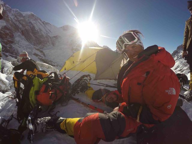 Kurze Erholungspause in der Sonne: Tamara Lunger im Basecamp