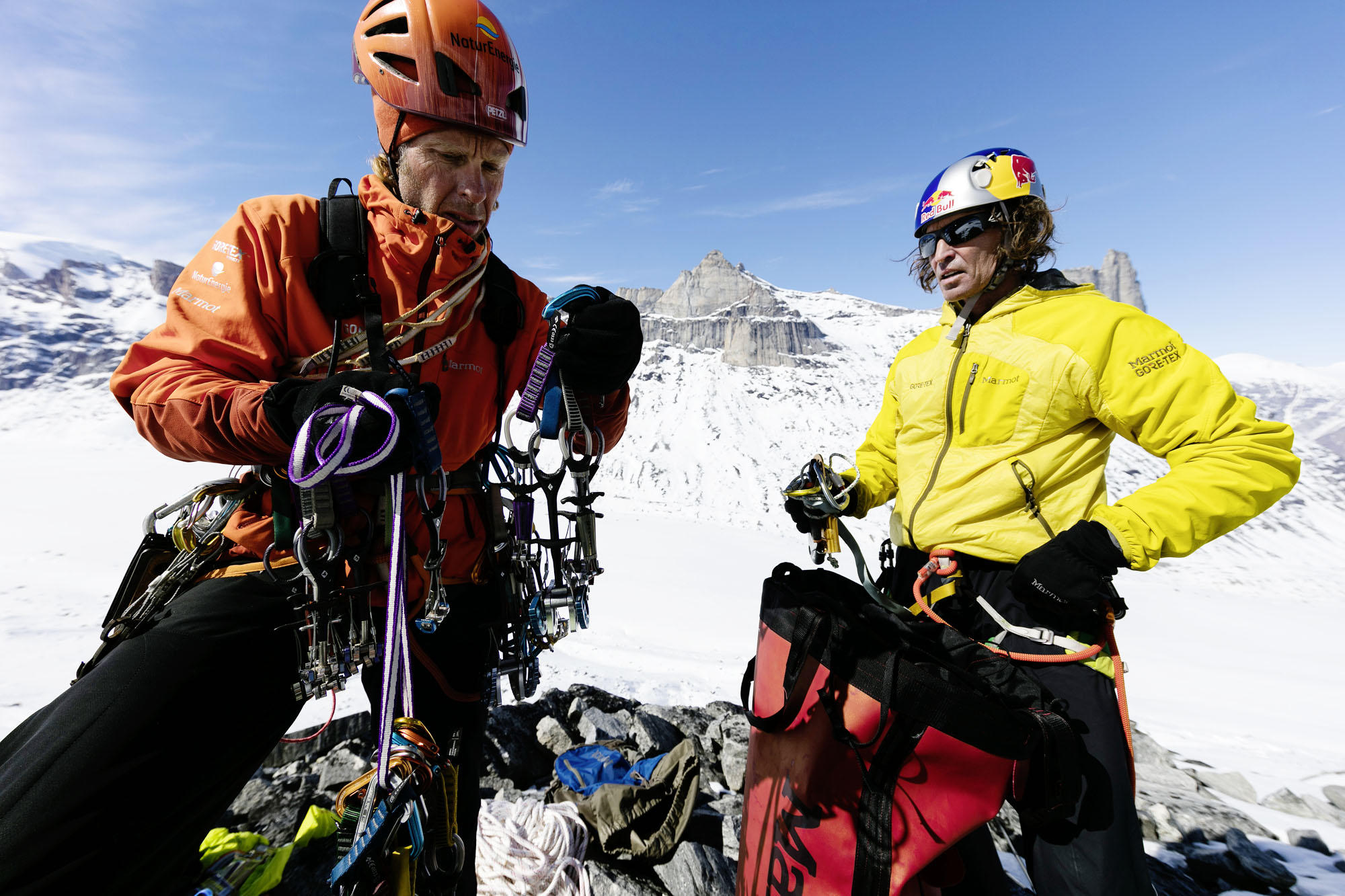 Stefan Glowacz und Robert Jasper machen sich fertig zum Klettern unter der Turret Westwand, Sam Ford Fjord, Nunavut, Baffin Island, Kanada. Copyright: Klaus Fengler.