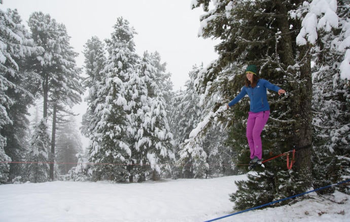 Ungewohntes Terrain für die Höhenbergsteigerin: Tamara Lunger auf der Slackline