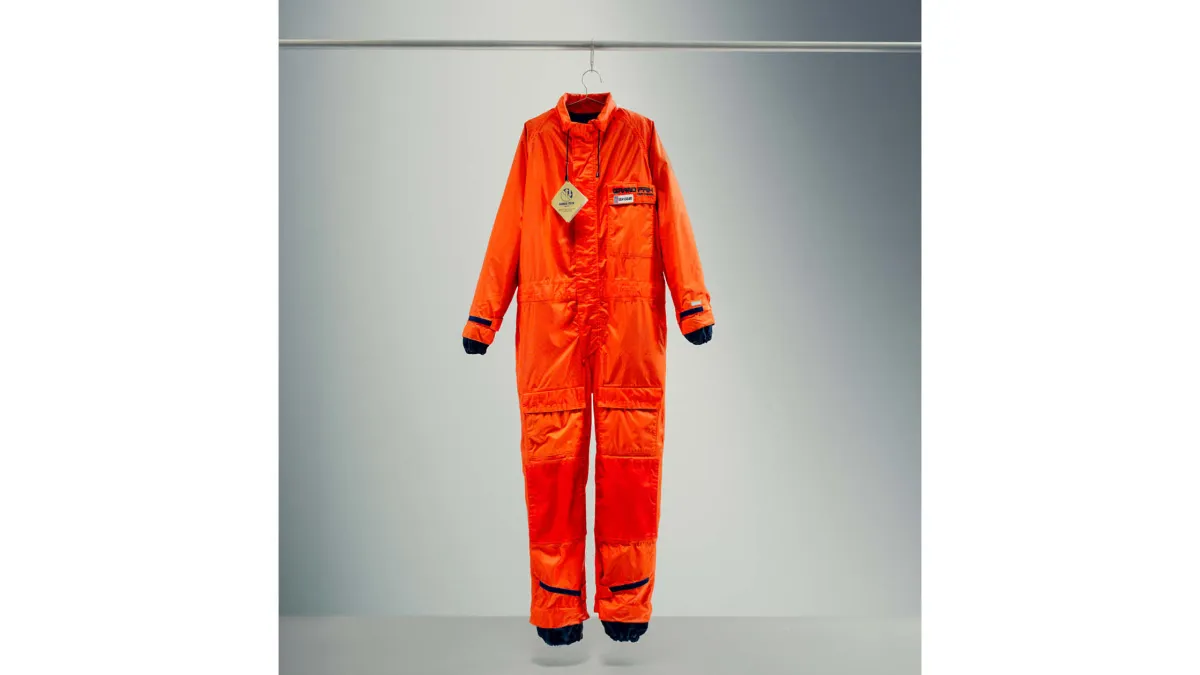 Arkiv orange GORE-TEX-dräkt för maritim användning
