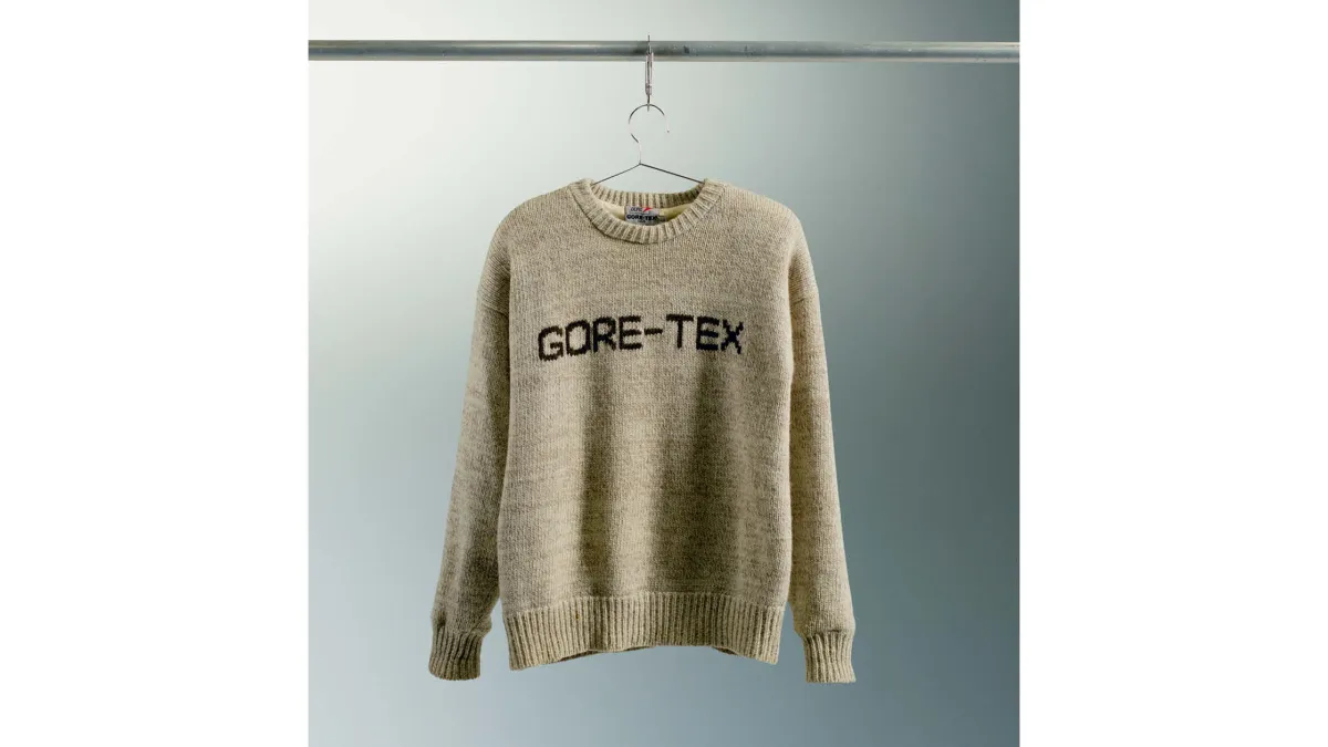 Den första tröjan med GORE XCR Sweater Liner-teknik