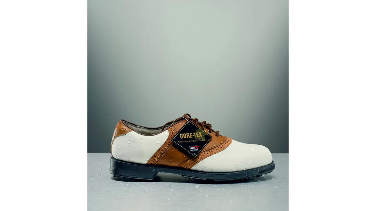 GORE-TEX-sko för golf från 1990-talet, med vattendroppar ovanpå