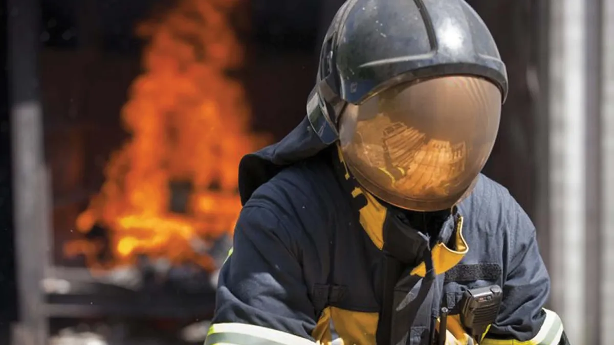 Brandman i GORE PARALLON-systemkläder
