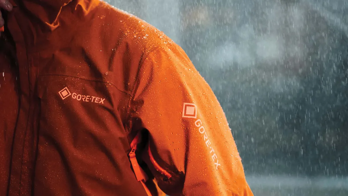 Vattenpärlor på en orange GORE-TEX-jacka