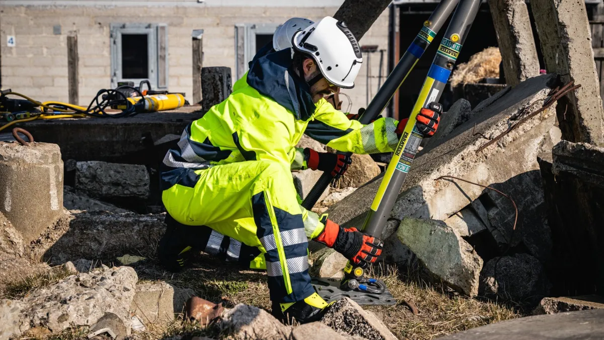 Första hjälpperson på en olycksplats, iklädd GORE-TEX® CROSSTECH® PYRAD® stretchtyg