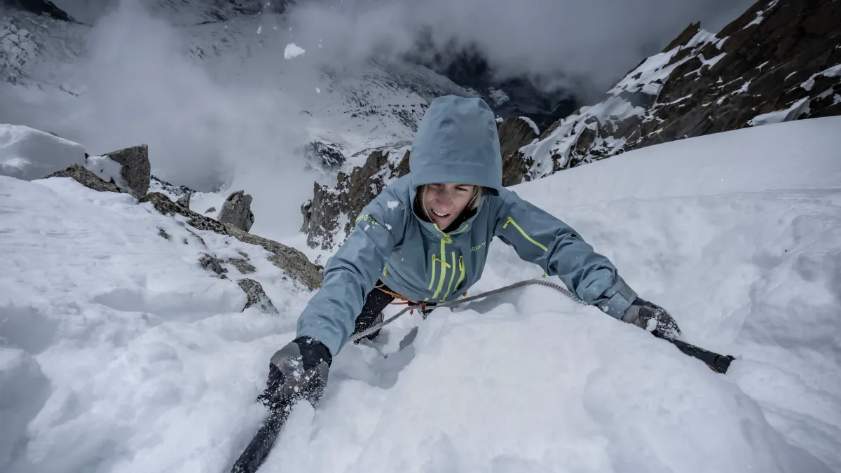 GORE-TEX Pro ジャケットを着てアイスクライミングをする女性