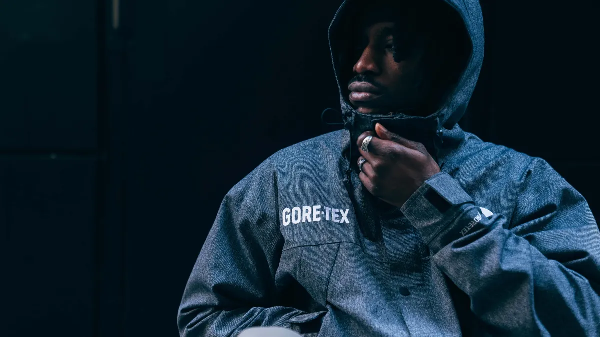 Man zipping up GORE-TEX Jacket