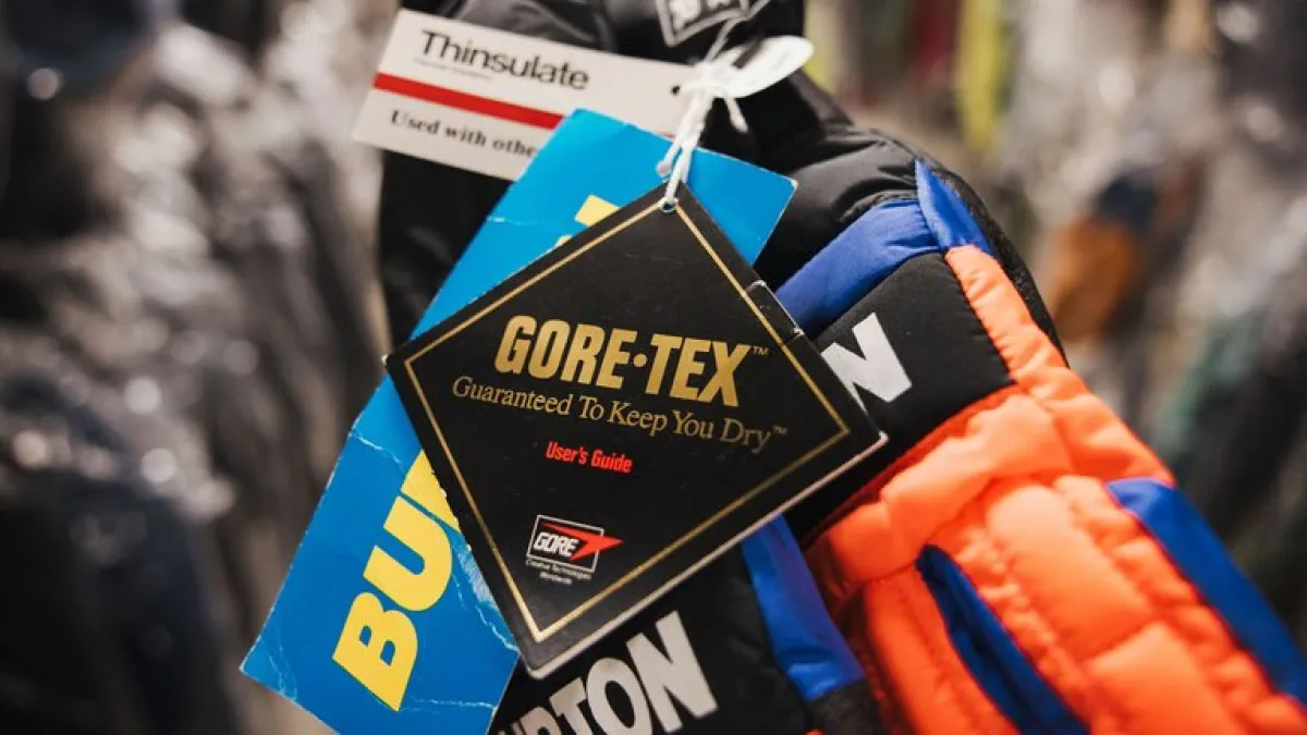 Stapel älterer Handschuhanhänger der Marken GORE-TEX und Burton